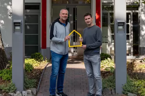 Der FCK-Star Miroslav Klose (rechts) ist Schirmherr des Ronald McDonald-Hauses in Homburg. Zusammen mit dem ehemaligen Handballs