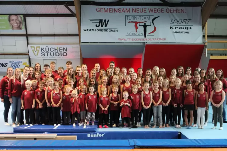 Die sportliche Truppe des Turnteams freut sich, dass sie nun in einer neuen Halle trainieren kann. 