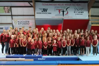 Die sportliche Truppe des Turnteams freut sich, dass sie nun in einer neuen Halle trainieren kann. 