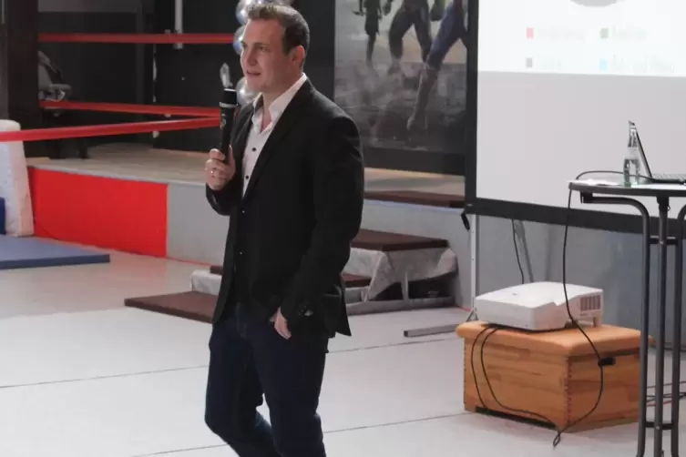 Achim W&auml;tzold bei der feierlichen Er&ouml;ffnung der neuen Turnhalle in Landstuhl. 