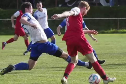 Andreas Welsch (rechts), hier gegen Bedesbach-Patersbachs Marvin Höbel, ist einer von vier Spielern, die beim TuS Schönenberg bi