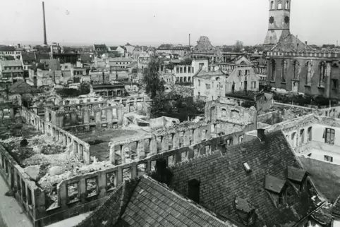 Die Innenstadt war bei dem Luftangriff nahezu vollständig zerstört worden. 38 Menschen verloren ihr Leben.