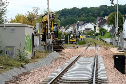 Derzeit arbeitet die Bahn an den Bahnübergängen in Contwig (Foto) und Dellfeld. 