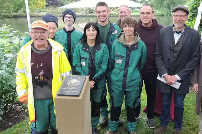 Die Rosengarten-Mannschaft ist stolz auf die Plakette »Award of Garden Excellence«.