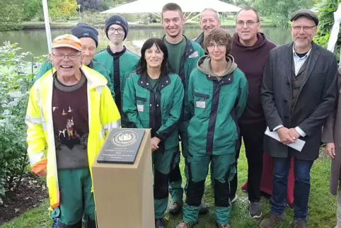 Die Rosengarten-Mannschaft ist stolz auf die Plakette „Award of Garden Excellence“.