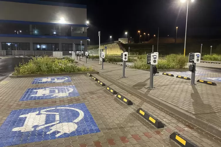 Einige Parkplätze haben Ladestationen für E-Autos.