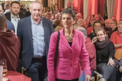 War oft in Kaiserslautern zu Gast, hier im Lauterer Wirtshaus 2019: Sahra Wagenknecht, im Bild mit dem Linken-Bundestagsabgeordn