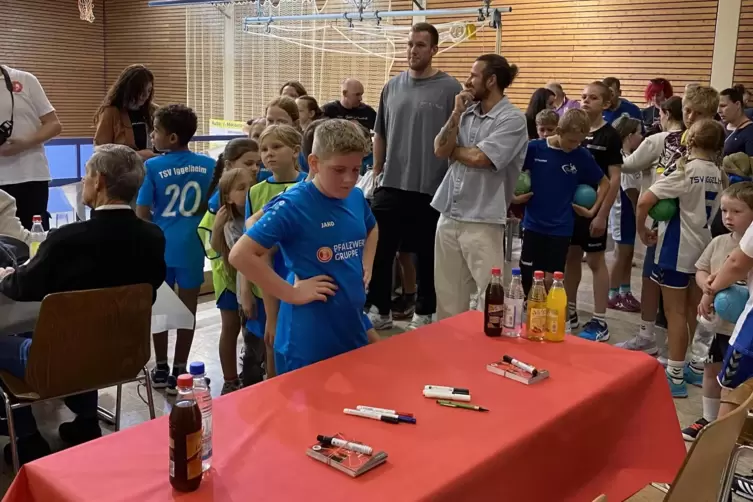 Bevor Tom Bergner (hinten links) und Pascal Durak sich zur Autogrammstunde hinsetzen, stellen sich schon die ersten Autogrammj&auml;g