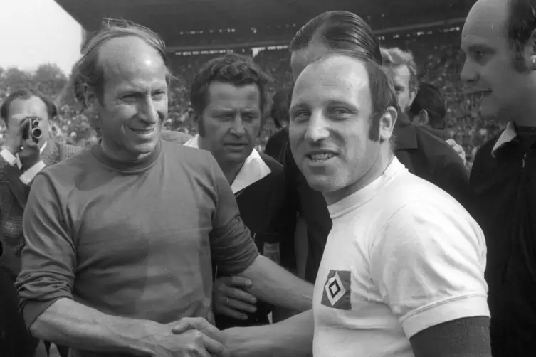 Legenden unter sich: Bobby Charlton und Uwe Seeler. 
