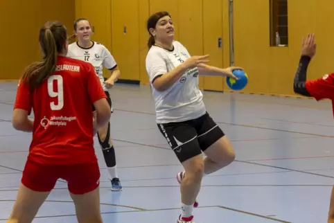 Muss im Tor aushelfen: Jessica Walter (am Ball).