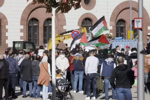 Bei einer Demonstration am Samstag waren auch palästinensische Flaggen zu sehen.