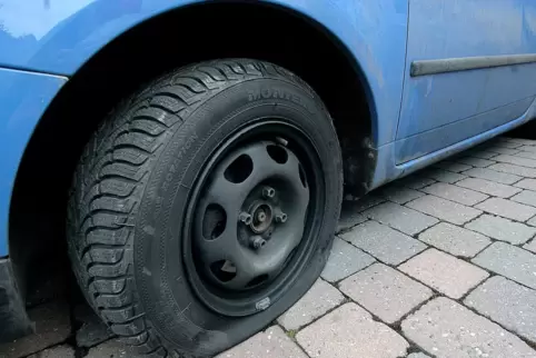 An sechs Autos wurden die Reifen zerstochen. 
