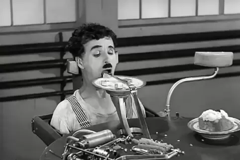 Charlie Chaplin in „Die Fressmaschine“. 