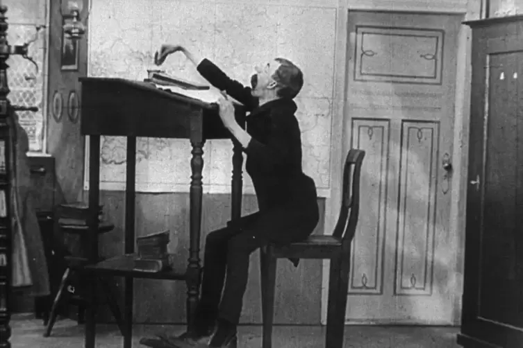 Karl Valentin in &bdquo;Der neue Schreibtisch&ldquo;. 
