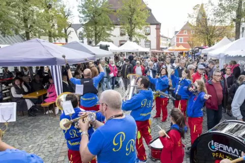 Die Pfälzer Rhythmusfetzer sorgten mit Guggemusik für Stimmung auf dem Marktgelände.