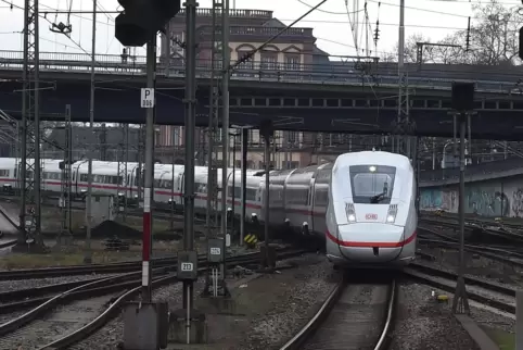 Gerade bei Reisen zu verkehrsstarken Zeiten wie Weihnachten ist es meist nützlich, eine Bahncard zu haben. 