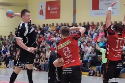 Bennet Löhmar wirft aus dem Rückraum. 