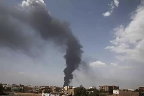Rauch über Khartum: Sechs Monate nach Ausbruch des Machtkampfs im Sudan wird das Leben in dem nordostafrikanischen Land immer sc