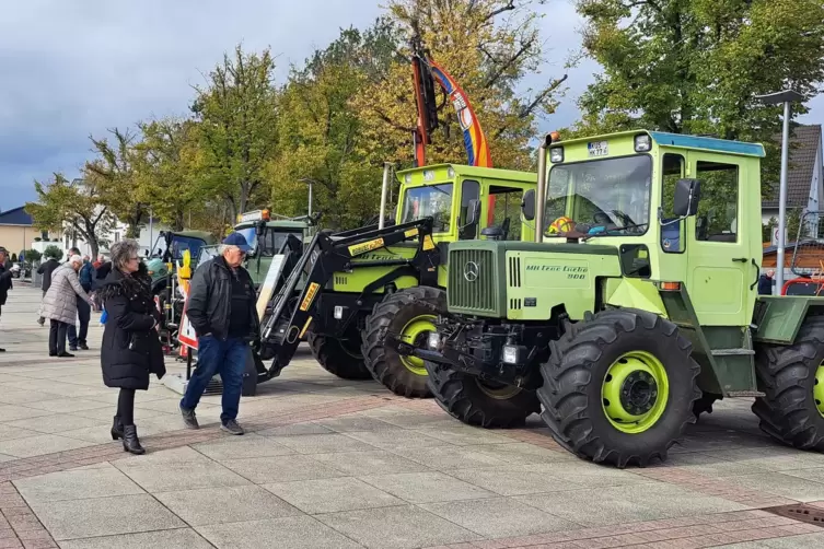 Traktoren, Schlepper und Unimogs konnten die Besucher des Herbstmarkts auch diesmal wieder auf dem Dorfplatz bestaunen. 