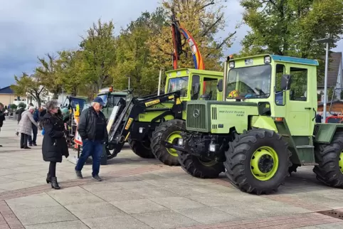 Traktoren, Schlepper und Unimogs konnten die Besucher des Herbstmarkts auch diesmal wieder auf dem Dorfplatz bestaunen. 