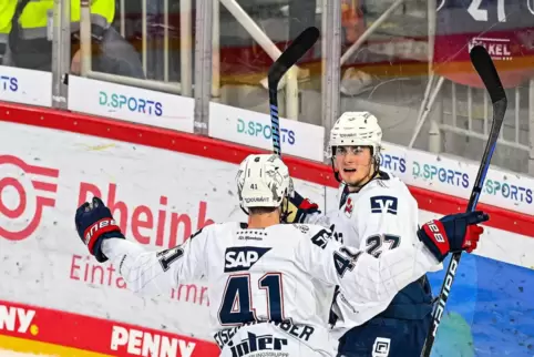 Wieder Hoffnung: Neuzugang Yannick Proske (rechts) hat gerade das 1:2 für die Adler erzielt. 