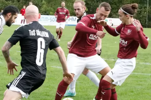 Der SV Gundersweiler hat den Ball, der TuS Göllheim lauert. Links Arda Hüseyin Özkan, rechts neben ihm Daniel Fattler. Am Ball M