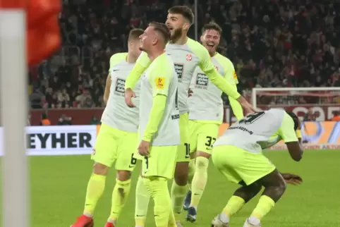 Der Skandal-Moment: Ragnar Ache (rechts) wurde von einer Flasche getroffen. Marlon Ritter (vorne) spricht Klartext zu dieser Akt