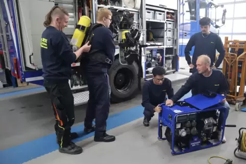 Die Bundesfreiwilligen lernen den Gerätekraftwagen kennen (von links): Während Benjamin Mahr und Sören Knerr sich mit dem Atemsc