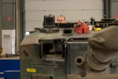 Technische Abnahme instandgesetzter Leopard-Waffen beim Zulieferer Rheinmetall. 