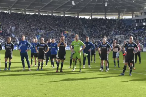 Rapport: Schalkes Elf vor der Fankurve.