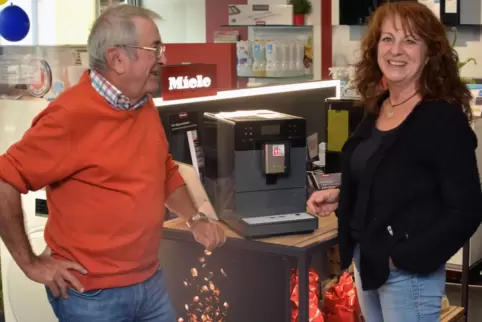Auf 130 Quadratmetern verkaufen Harald und Sabine Fürst in der Speyerer Straße 48 Elektronikartikel, Kaffeevollautomaten, Kleing