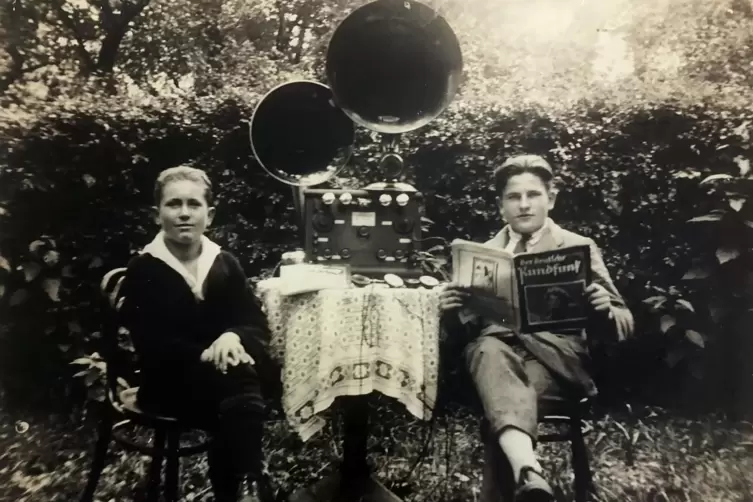 Firmengr&uuml;nder Adolf F&uuml;rst (rechts) begann 1925 in Hettenleidelheim. Heute blickt er von einem Bild im B&uuml;ro auf seine Nachfolger.