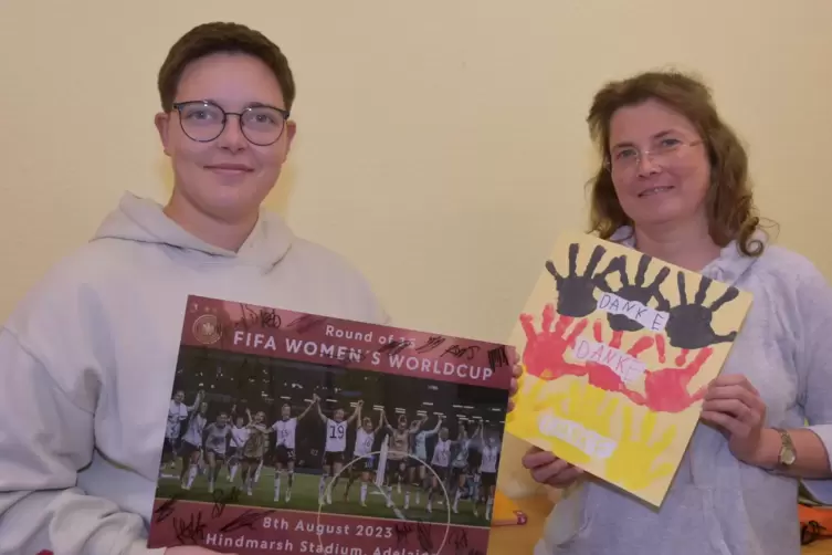 Geschenk und Gegengeschenk: Farina Ukaj (links) mit dem Bild der Nationalmannschaft, Dorothea Friedmann mit dem Dankesbild der K