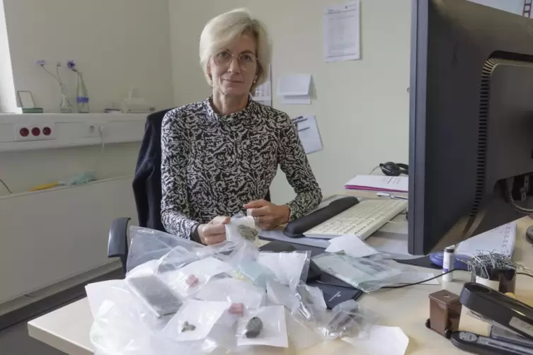 Nur f&uuml;rs Foto liegen beschlagnahmte Waffen und Rauschgift auf dem Schreibtisch von Josephine Eigendorf. Die Polizeibeamtin leite
