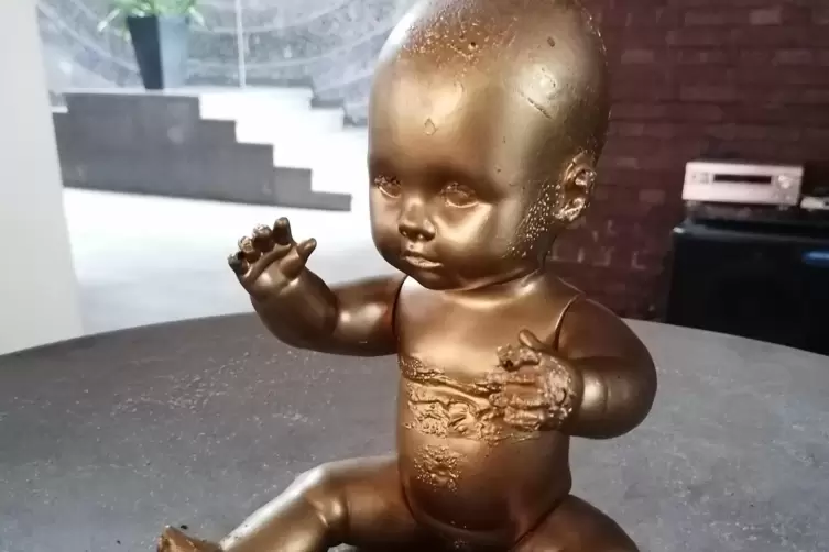 J&uuml;rgen Tr&ouml;schs &bdquo;Designerbaby&ldquo; steht auf dem ehemaligen Taufbecken der Kirche. 