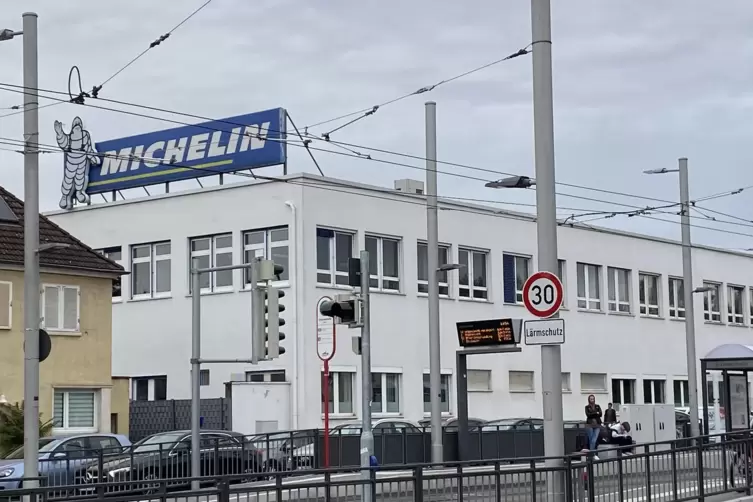 Vielleicht bald Geschichte: Das Michelin-M&auml;nnchen begr&uuml;sst die Fahrg&auml;ste an der Stra&szlig;enbahnhaltestelle. 