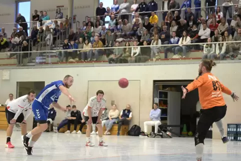 Andre Hilsendegen erzielt gegen den guten HSG-Torwart Ragnar Vollbrecht per Siebenmeter das Tor zum 5:4 für die Südpfälzer.