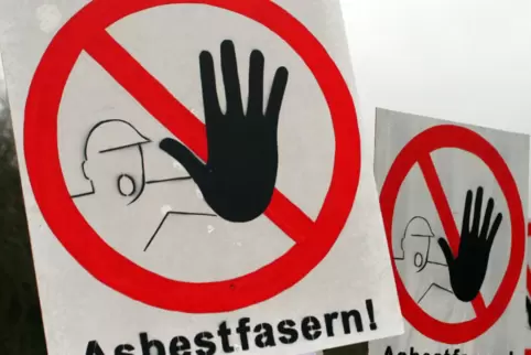 Wer so ein Schild sieht, sollte besser Halt machen. Das muss aber nicht bedeuten, dass eine „akute Toxizität“ durch Asbestfasern