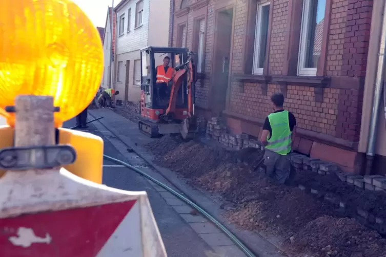 Kolonnen der Mawa-Bau GmbH schieben sich im Auftrag des Providers Mawacon durch Eisenberg.