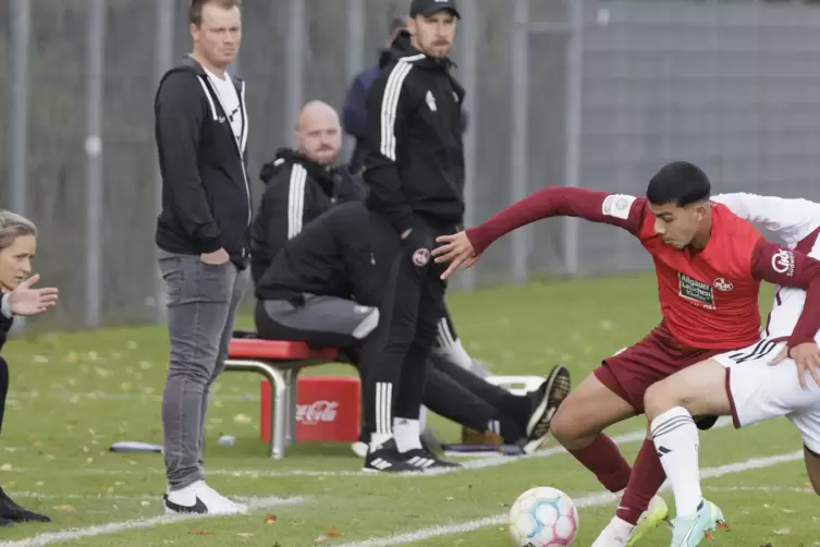 Intensiver Zweikampf in einer starken Junioren-Bundesliga-Partie: Ayoub Bagdadi vom 1. FCK (links) im Duell mit Samuele Mailer (