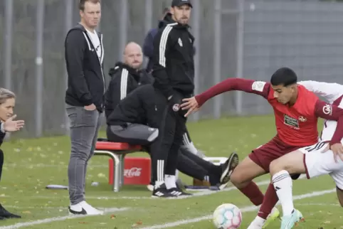 Intensiver Zweikampf in einer starken Junioren-Bundesliga-Partie: Ayoub Bagdadi vom 1. FCK (links) im Duell mit Samuele Mailer (