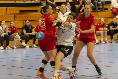 Gegen den TSV Kandel spielte sie nicht im Feld, sondern im Tor: Jessica Walter von der HR-Göllheim (Mitte). 
