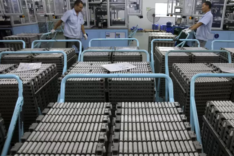 Die weitaus meisten Batteriezellen kommen aus China: Hier schieben Arbeiter in Taizhou Lithium-Ionen-Akkus durch eine Fabrik.