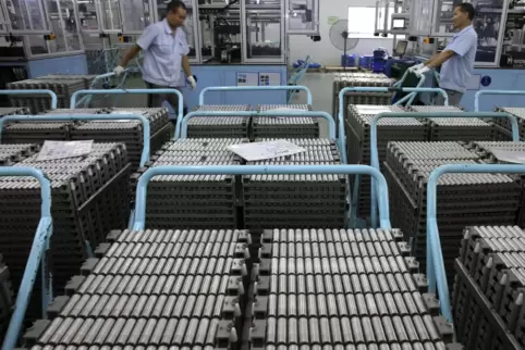 Die weitaus meisten Batteriezellen kommen aus China: Hier schieben Arbeiter in Taizhou Lithium-Ionen-Akkus durch eine Fabrik.