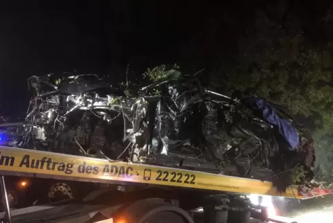 Bei dem schweren Verkehrsunfall auf der A61 wurde der Mercedes-Benz völlig zerstört.