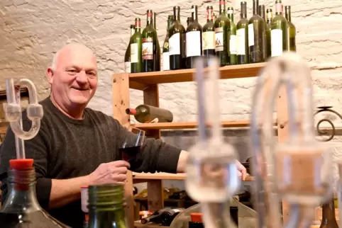 Martin Darting im Keller seiner Domaine Am Schlossberg. 