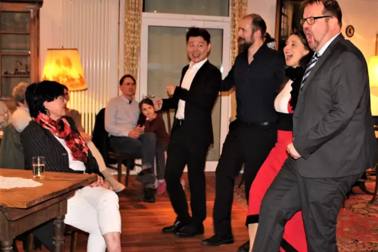 Yan Liu (Tenor), Felix Boege (Bassbariton), Isabel Delamarre (Sopran) und Daniel B&ouml;hm (Tenor, von links) lieferten auch eine T&auml;n