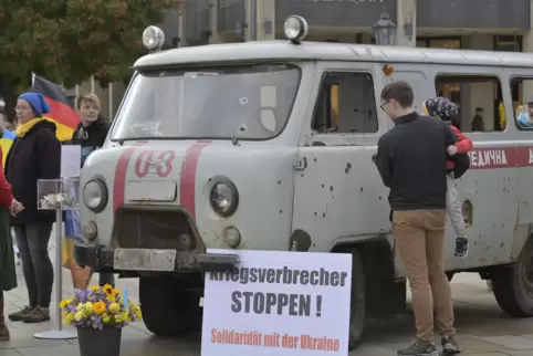 Ein Krankenwagen aus der Region Charkiw, der vom russischen Militär im März 2022 im Einsatz beschossen wurde, ist als Mahnmal ge