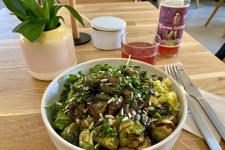 Aktuell gibt&rsquo;s einen Herbstbowl mit Couscous, karamellisiertem Rosenkohl , Rucola, Orangen-Senf-Dressing und in der veganen Vari