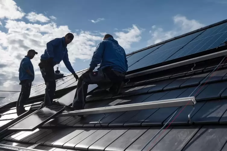 Muss beim Stromnetzbetreiber angemeldet werden: Photovoltaikanlage auf einem Hausdach. 